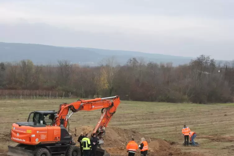 Die Bombe war am Dienstag nahe der B271 gefunden worden, wo eine kreuzungsfreie Anschlussstelle entstehen soll. 