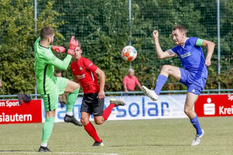 Was gegen den SV Steinwenden gelang, soll auch gegen Bad Kreuznach klappen: Lucas Kallenbach vom TuS Hohenecken (rechts) will mi