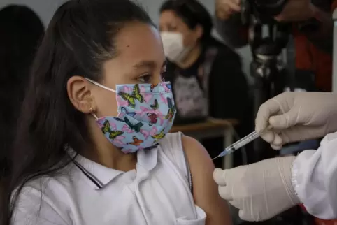 Eine Schülerin wird geimpft – in Ecuador. Dort begannen die Impfungen für Kinder von 6 bis 11 Jahren Mitte Oktober. 