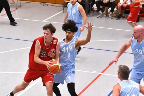 Erfolglos versuchten Spieler der TS Frankfurt-Griesheim (in Hellblau) Julian Surblys von der SG TV Dürkheim/BI Speyer den Ball a