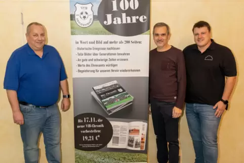  Erster Vorsitzender Uwe Kadel, Jürgen Müller (Autor der Chronik) und Zweiter Vorsitzender Mark Rheinheimer (von links) stellen 