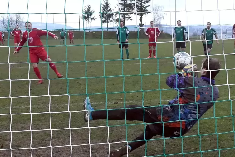 Albisheims Viktor Kautz scheitert per Elfmeter an Stettens Keeper Carsten Adam.