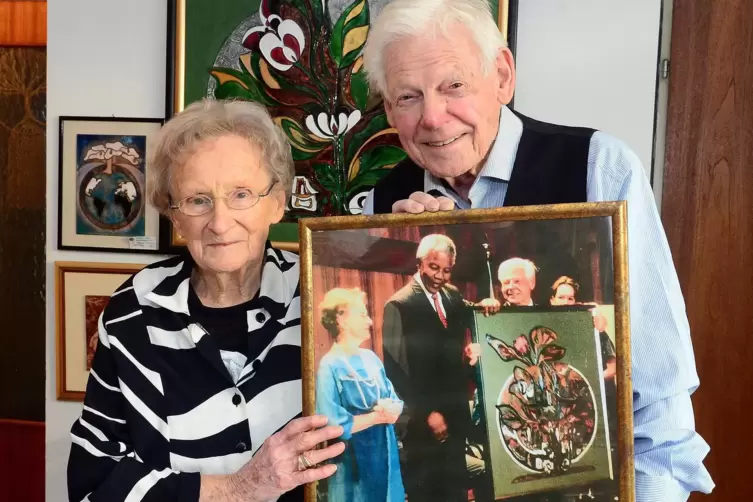 Gertrud Rittmann-Fischer 2013 mit Ehemann August und einem Bild der beiden bei einer Geschenkübergabe an Nelson Mandela. 