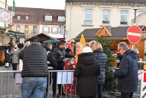 Wer das Gelände des Weihnachtsmarkts betreten will, muss einen Impf- oder Genesenennachweis vorzeigen. 