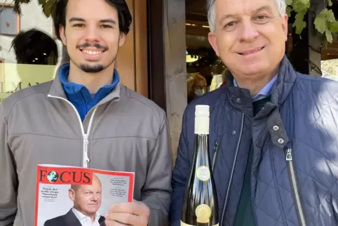 Christian und Ralf Anselmann mit dem prämierten 2020er Edesheimer Rosengarten Sauvignac. 