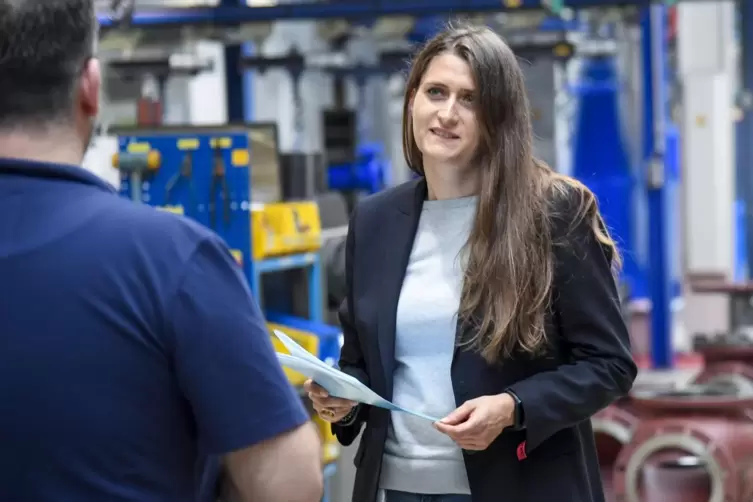 Sozialberaterin Simone Schuldt fragt regelmäßig nach, wo es am Arbeitsplatz hakt. 