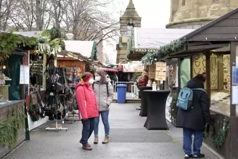 Festliche Stimmung kommt auf dem Weihnachtsmarkt am Wasserturm kaum noch auf.