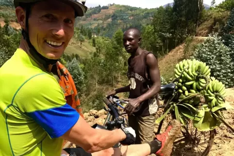 Marcel Job mit einem Bananenverkäufer.