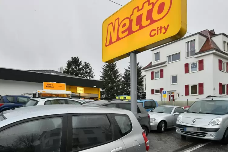 Noch leuchtet das Firmenlogo rot auf gelb. Doch am Samstag in einer Woche schließt der deutschlandweit größte Discounter seine T