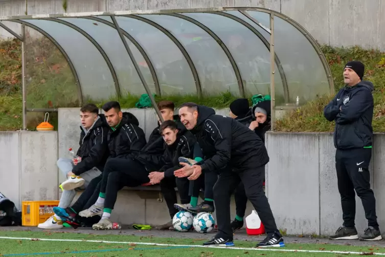 Michael Wolter (Mitte) Zeigt vollen Einsatz von der Trainerbank aus. 