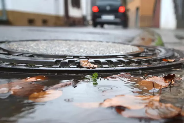 Es bleibt feucht mit Regen, Schneeregen oder gar Schnee. 