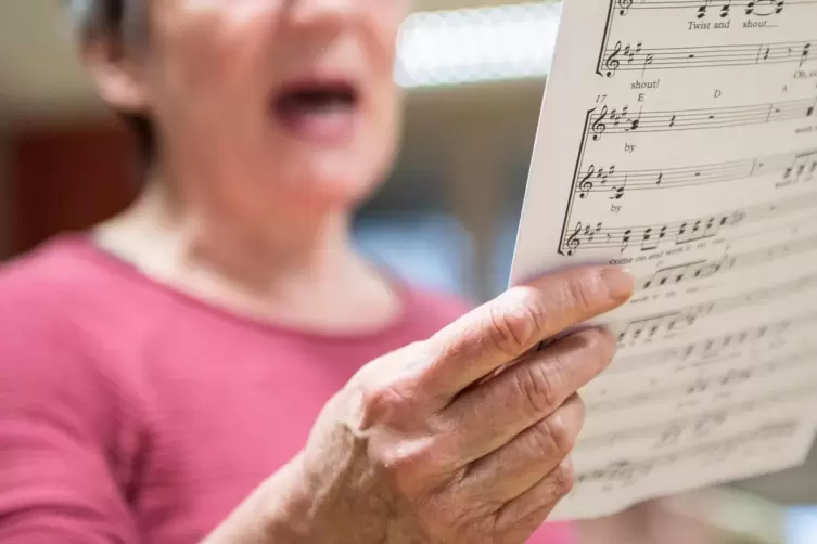 Singen ist gesund, und trotzdem haben viele Chöre Probleme, genug Sänger zu finden. 