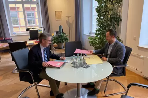 Täglicher Austausch: Matthias Frey und Christoph Burmeister, Pressesprecher des Justizministeriums. 