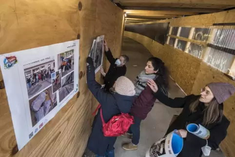 Im Fußgängertunnel bei der Viadukt-Baustelle wird das Projekt „Kunsttunnel“ umgesetzt: Simone Holt und Maryam Arabshahi (hinten 