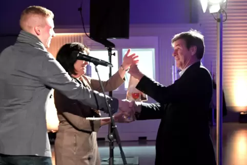 Abschied: Roland Kern (rechts) , bald ehemaliger Geschäftsführer der Flugplatzbetreibergesellschaft. 