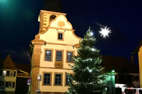Weihnachtsbeleuchtung mit Herrnhuter Stern in Leistadt.