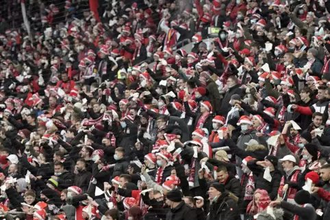 2G: Fans dicht an dicht auf der Westtribüne des Fritz-Walter-Stadions am Samstag gegen Viktoria Köln. 