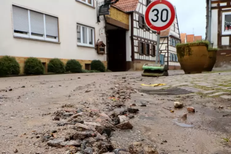 Die sechs Zentimeter tiefen Rillen in der Hauptstraße haben für viel Ärger in der Bevölkerung gesorgt.