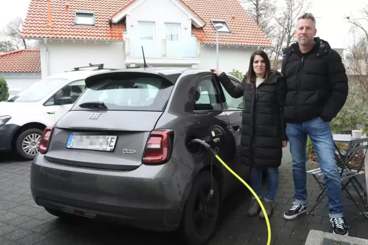 Stefanie und Jörg Dausch erzeugen den Strom für das E-Auto über eien Photovoltaik-Anlage selbst. 