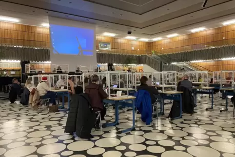 Abstand, Plexiglas-„Aquarien“ und viel frische Luft: Der Stadtrat tagte wegen der Corona-Regeln wieder in der Aula des Paul-von-