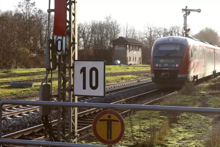 Die Technik der Stellwerke wird modernisiert. Deshalb kommt es zu Zugausfällen mit einem Busersatzverkehr. 