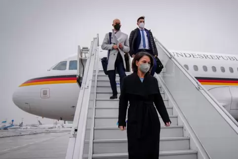 Die deutsche Außenministerin Annalena Baerbock kommt auf dem Flughafen in Warschau an. 