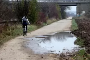 Die Wege sind in einem teils sehr schlechten Zustand, zum Beispiel dieser bei der Autobahn in Richtung Mörlheim.