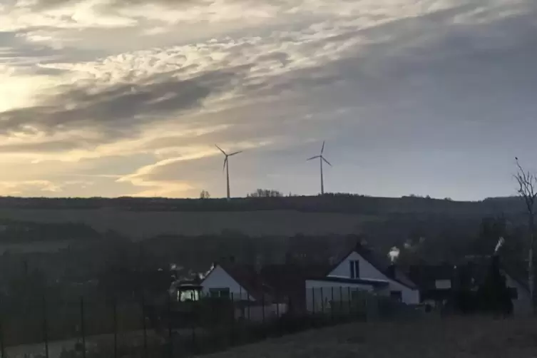 Unterhalb der beiden Neuleininger Windräder ist der geplante Standort für drei Windkraftanlagen auf Ebertsheimer Gemarkung