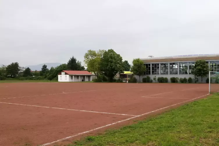 Der Tennenplatz bei der Horstring-Schule soll zum Kunstrasen umgebaut werden. 