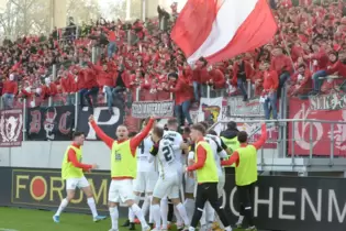 Über 2000 Fans des FCK in Saarbrücken feiern mit ihrer Elf.