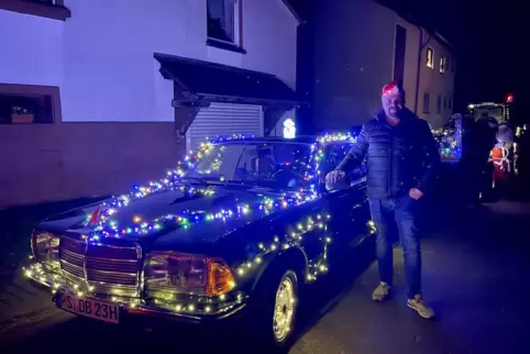 Robert Clauer neben seinem Mercedes 230 Coupé aus dem Baujahr 1977. Besonders aufgefallen sind die leuchtenden Felgen des Oldtim