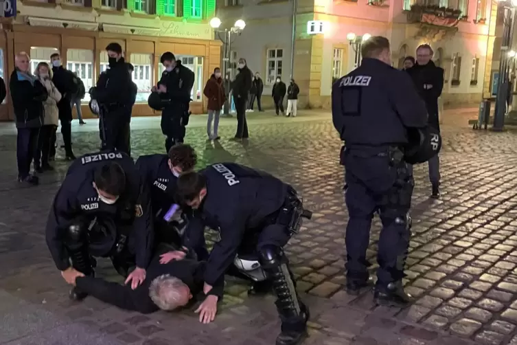 Gerangel in Landau: Polizisten zwingen einen 71-Jährigen auf den Boden, weil er sich nicht ausweisen will. 