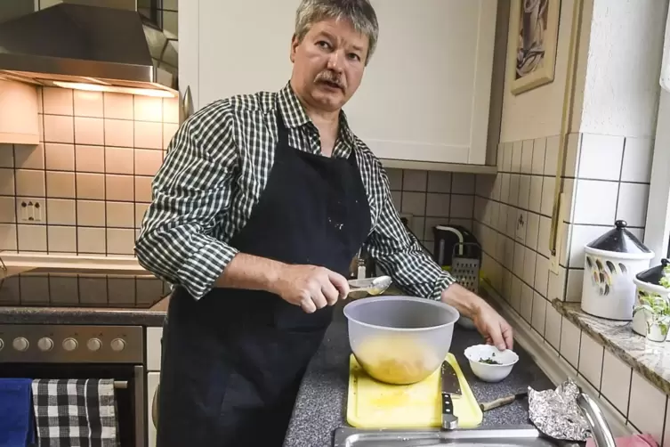 Volker Köhler bereitet den Teig vor. 