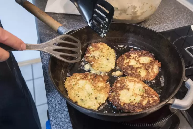 Die Pfannkuchen werden von beiden Seiten schön kross gebraten. 