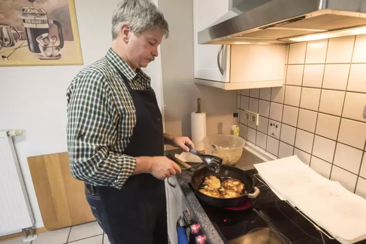 Mit Omas Apfelmus schmecken die Puffer besonders gut. 