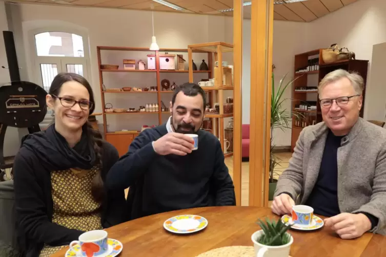  Sarah und Mohamed Ben Amar betreiben in Ebertsheim einen Lebensmittelladen und ein Café. Ortsbürgermeister Bernd Findt (rechts)