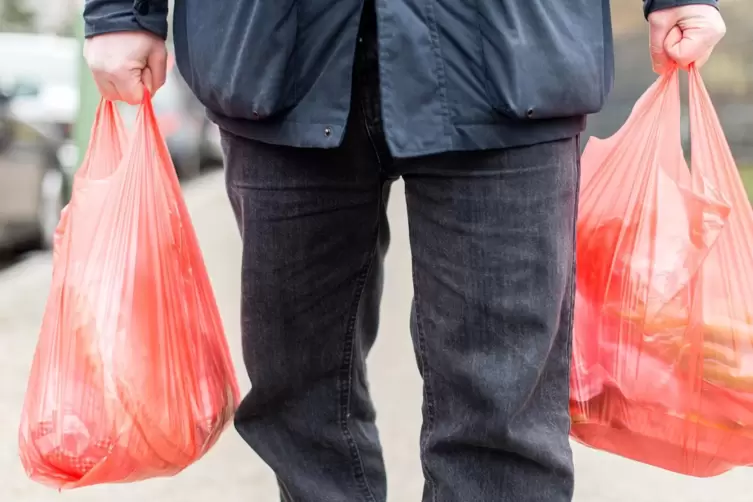 Die Ausgabe von Einkaufstüten aus Plastik ist an Ladenkassen ab Januar 2022 nicht mehr zulässig. 