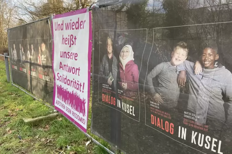 Die zerschnittenen Banner – wie im Bild ganz rechts – sollen erst mal hängen bleiben.