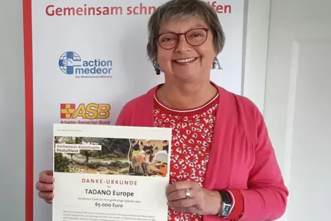 Manuela Roßbach von „Aktion Deutschland Hilft“ nahm die Spende entgegen.