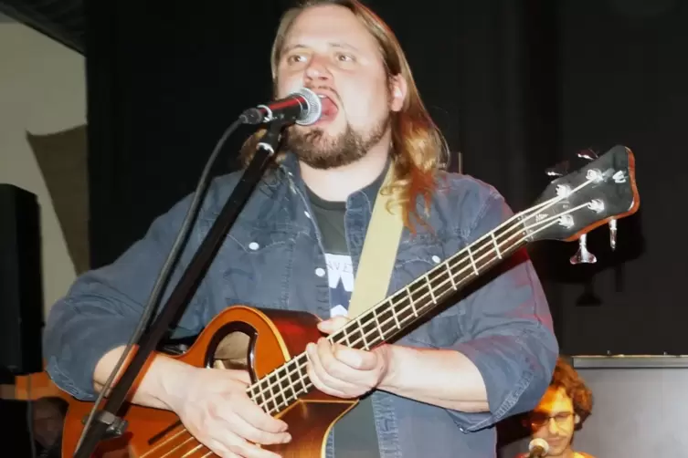 Felix Jäger bei eienm Auftritt mit RockXn’ 2018 im Musikclub Z1. 