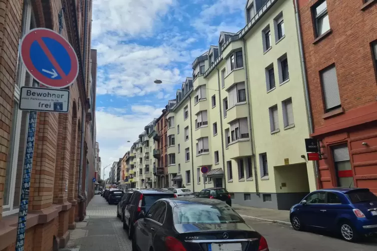 Soll so eigentlich nicht mehr erlaubt sein: das halbseitige Parken auf Gehwegen im Stadtgebiet.