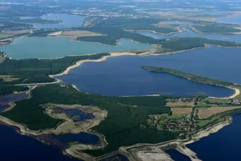 Urlaubsträume werden wahr, wo der Braunkohletagebau früher in den Eingeweiden der Erde wühlte: das Lausitzer Seenland. 