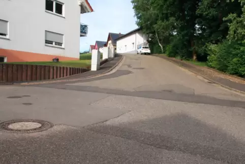 Die Bergstraße in Ruppertsweiler, deren Ausbau vom Land unterstützt wird. 