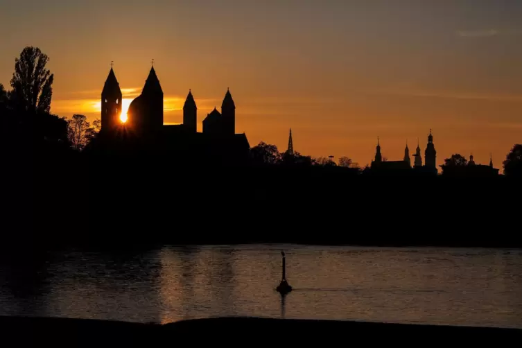 Die Domtürme: Beiderseits des Rheins Orientierungspunkte von Mitte und Heimat.