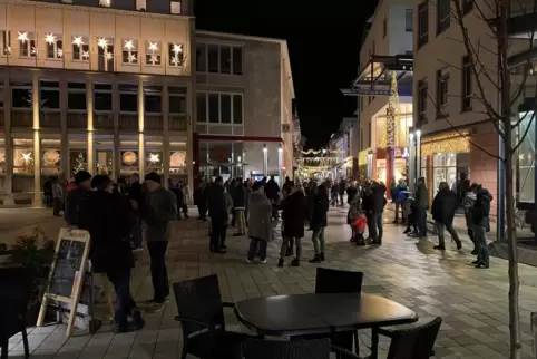 Montagabend vergangener Woche auf dem Neustadter Hetzelplatz: Start des „Spaziergangs“. 