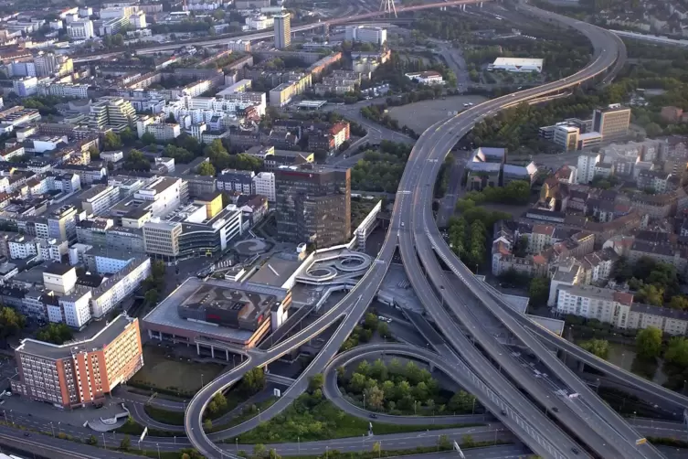 2026 soll die heiße Phase des Hochstraßenabriss es beginnen. Eine Stadtstraße soll die marode Trasse ebenerdig ersetzen. 