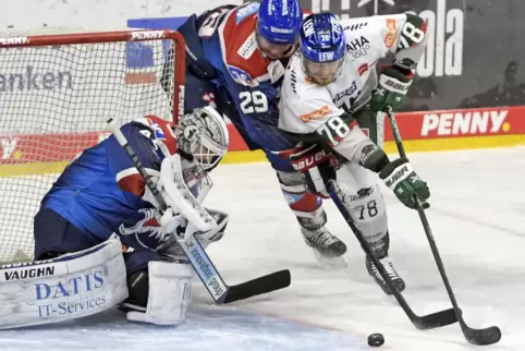 Der von Denis Reul bedrängte Augsburger Chad Nehring scheitert an Adler-Torwart Dennis Endras. 