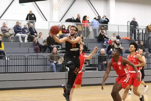 Die sanierte VG-Halle wird schon seit Monaten wieder genutzt, etwa von den Basketballern des TVB im Spiel gegen Eintracht Frankf