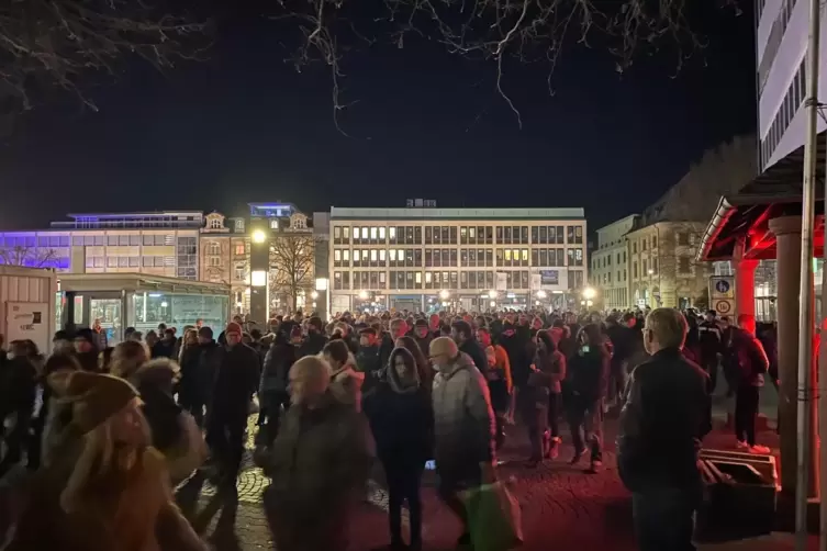 Kurz nach 18.30 Uhr zogen die Corona-Protest-Spaziergänger vom Stiftsplatz los durch die Innenstadt. 