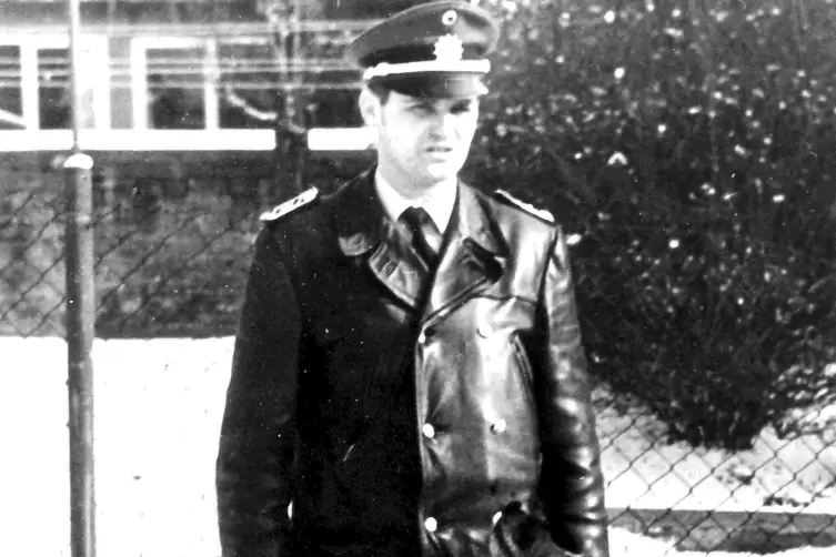 Polizist Herbert Schoner mit Diensthund.